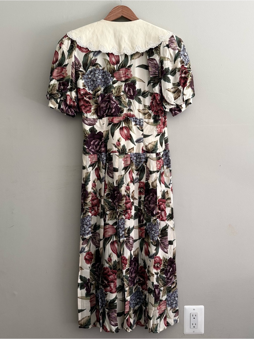 Vintage Floral V-Neck Cottagecore Midi Dress with Lace Collar - Picture 8 of 8